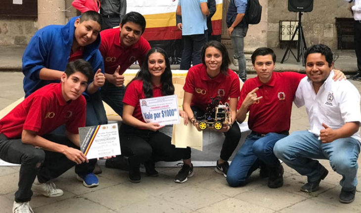 translated from Spanish: Ready the students of the UMSNH who will participate in the Regional contest of Robotics, oratory and mathematics