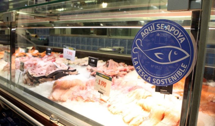 translated from Spanish: Sernapesca delivers for the first time the blue seal of sustainable fishing to a supermarket