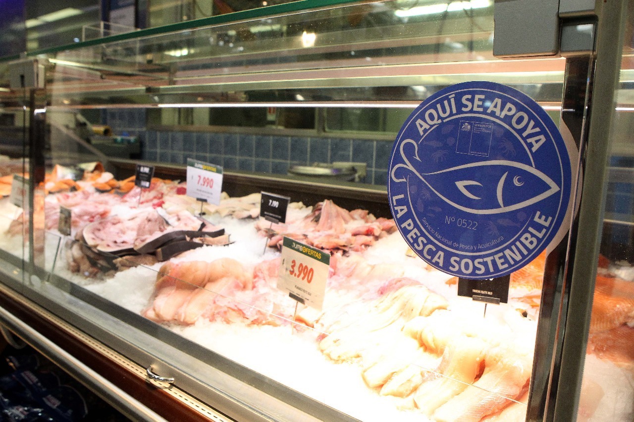 Sernapesca delivers for the first time the blue seal of sustainable fishing to a supermarket