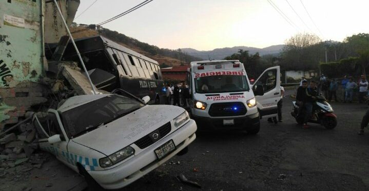 Shock of a police truck of the Edomex leaves as balance 2 dead and 11 injured