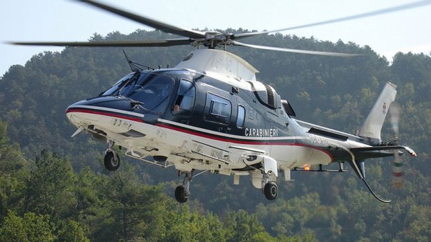El helicóptero de los Carabinieri en la zona del pistacho verde de la zona con DOC de Bronte