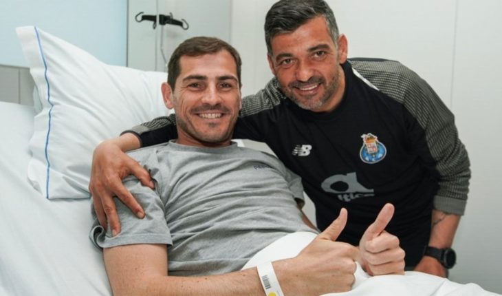 translated from Spanish: The homage of the players of Porto in his visit to Iker Casillas
