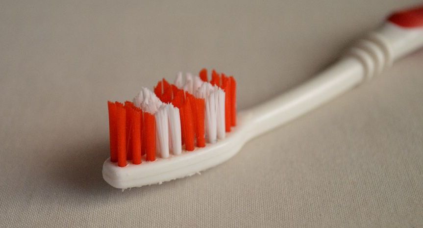 The quarterly plastic: the environmental pollution of the toothbrush (and how to avoid it with its sustainable alternative)