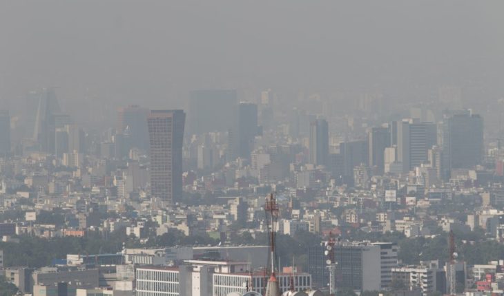 translated from Spanish: There is bad air quality; There were at least 5 fires in CDMX
