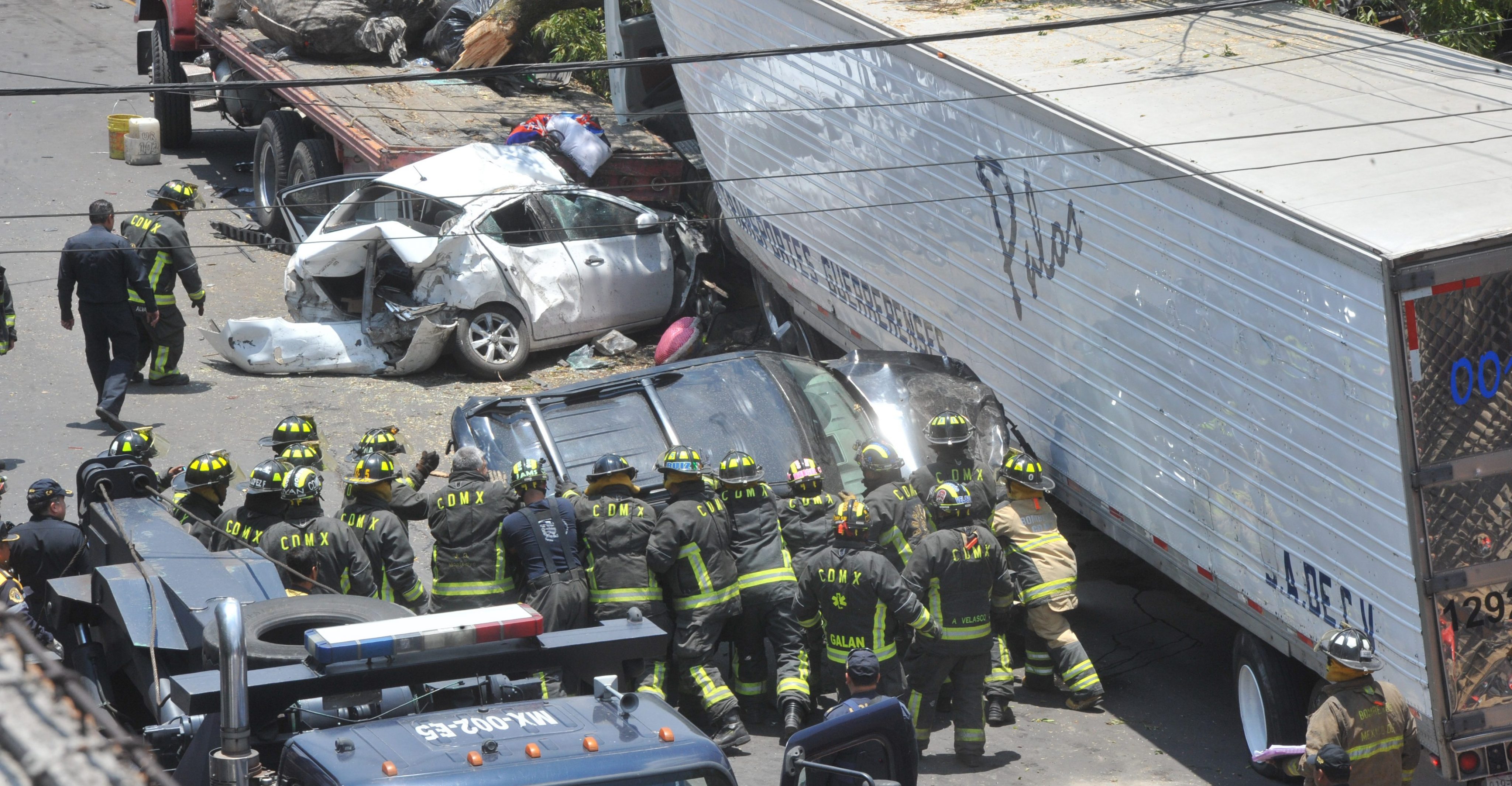 They add up to 4 people dead and 14 wounds after a trailer crash