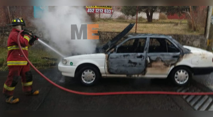 They burn a taxi with a body inside and leave narco message, in Uruapan, Michoacán