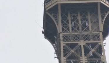 translated from Spanish: They close and evacuate the Eiffel tower by a man who tries to climb it