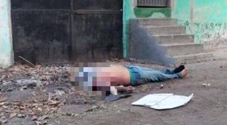 They find the corpse of a man in full public thoroughfare in Apatzingán, Michoacán