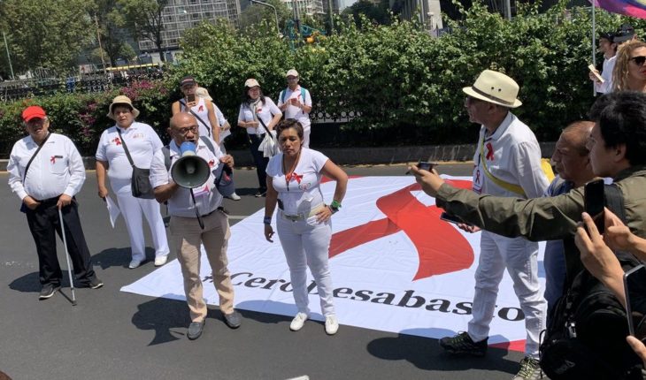 translated from Spanish: They protest in CDMX by shortages of antiretroviral drugs in at least six States in the country
