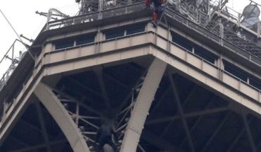 translated from Spanish: They stop the man who climbed the Eiffel tower