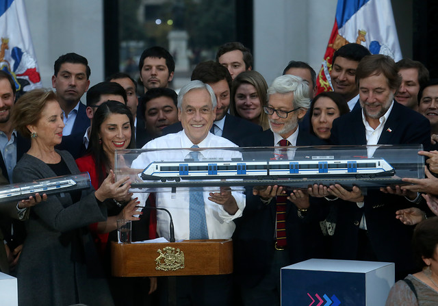 Train ad Santiago-Melipilla: Piñera pulls an ace out of his sleeve in one of the worst weeks of his government