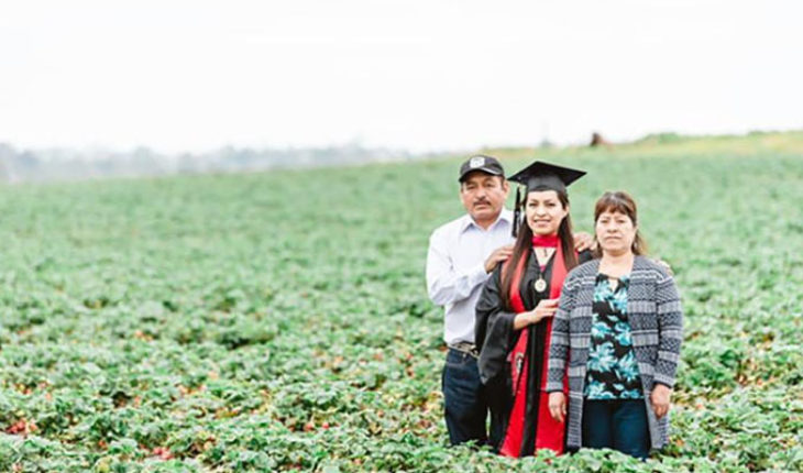 translated from Spanish: University of Mexican Origin takes photos of graduation in the field where their parents work, in the United States