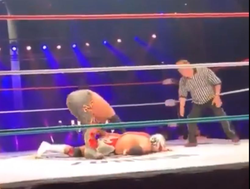 [VIDEO] Wrestling fighter died in the middle of the ring after receiving a kick in the chest
