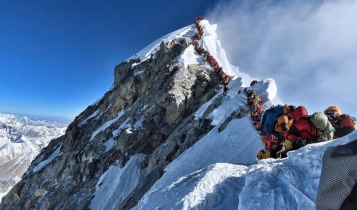 translated from Spanish: Why now you have to “ask for a turn” to climb Everest, the highest mountain in the world