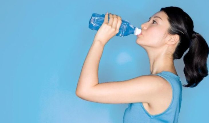 ¿Cuánta agua es recomendable beber cada día?