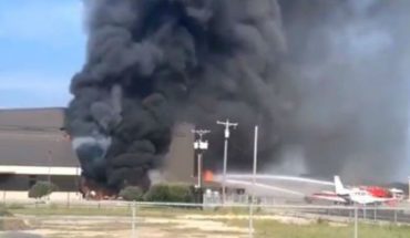 Avión se estrella contra un hangar en Texas dejando al menos 10 muertos