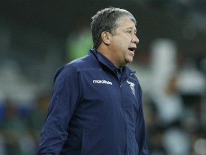 Bolillo Gómez se enoja por cuestionamientos luego de caer con Uruguay