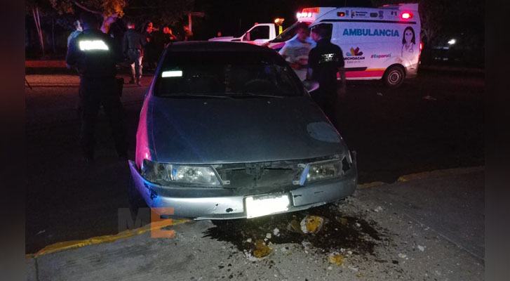 Choca un auto en la glorieta a Lázaro Cárdenas en Apatzingán, Michoacán, hay tres lesionados