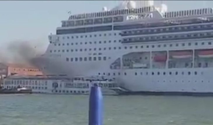 El momento en que un gigantesco crucero choca con un barco turístico en Venecia