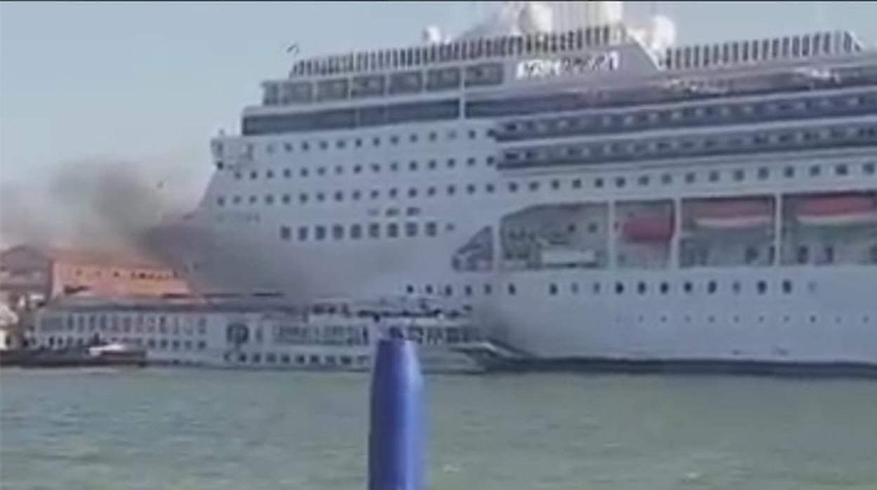 El momento en que un gigantesco crucero choca con un barco turístico en Venecia