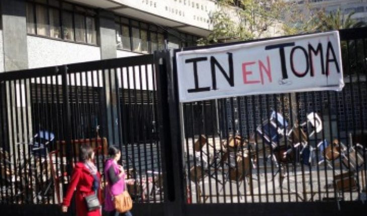 Estudiantes votan a favor de la toma en el Instituto Nacional y deciden mantener movilización