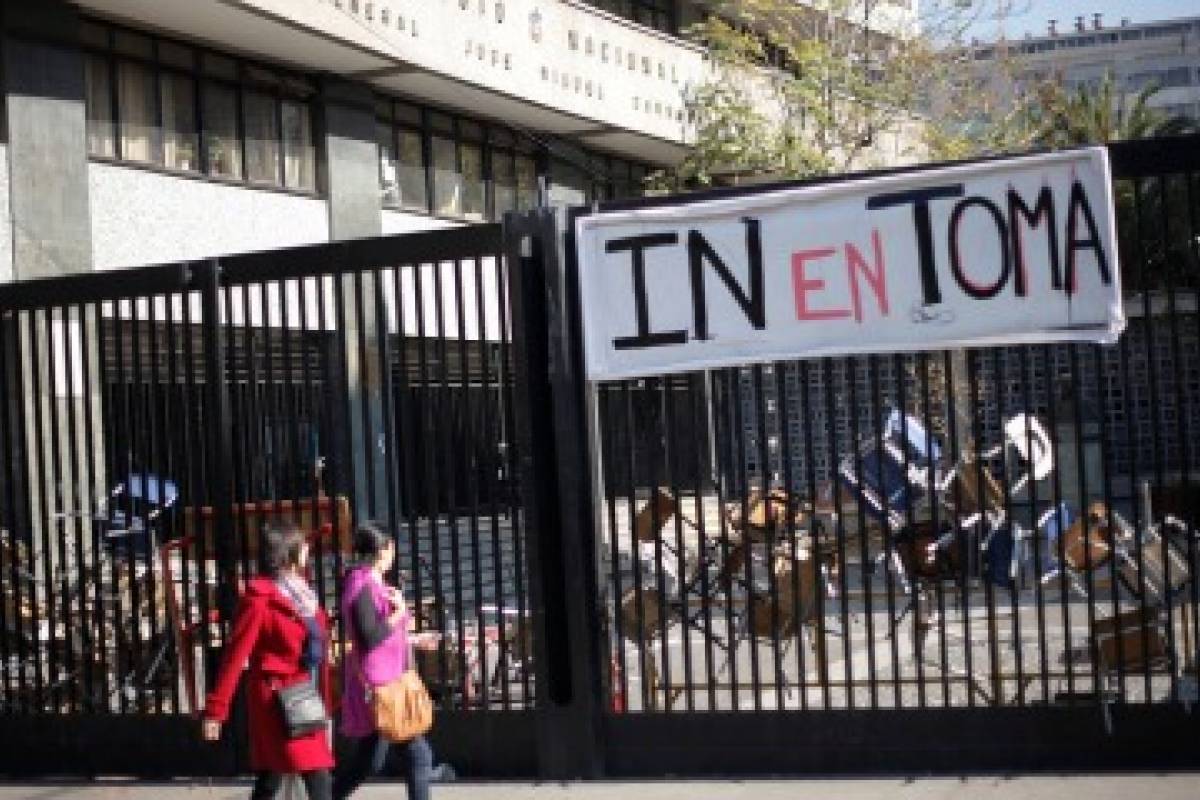 Estudiantes votan a favor de la toma en el Instituto Nacional y deciden mantener movilización