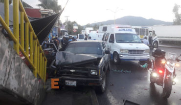Fallece un peatón y quedan tres lesionados al chocar camioneta contra microbús y un puesto de frutas, en Uruapan, Michoacán