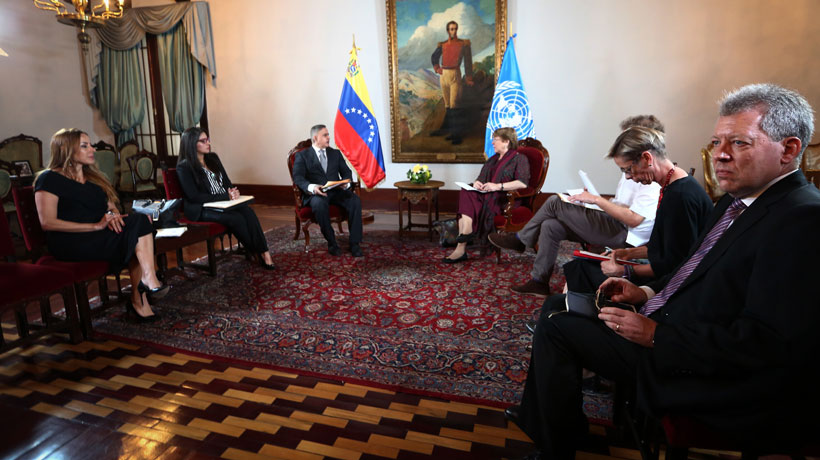 Funcionarios del gobierno venezolano pidieron a Bachelet que "interceda" para liberar recursos bloqueados