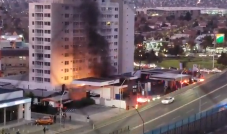 Incendio afecta bomba de bencina en Las Condes