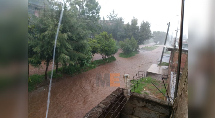 Inundaciones y autos varados, luego de la lluvia de este miércoles en Pátzcuaro