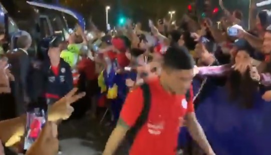 La Roja “de local” es ovacionada por hinchas al llegar a Río para partido con Uruguay