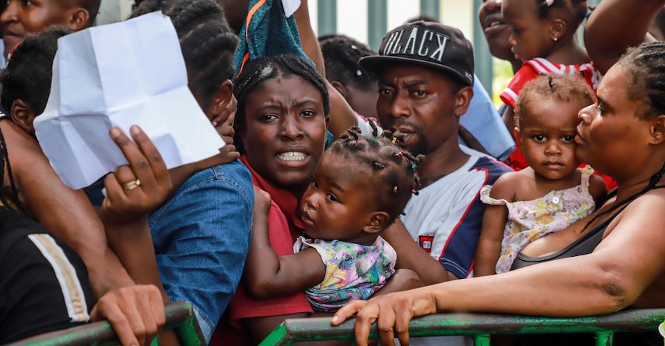 México deporta a 81 migrantes haitianos