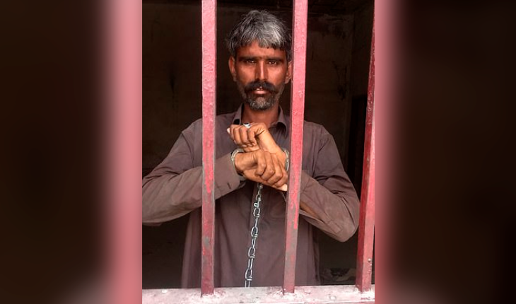 Mata a su esposa por ser VIH positivo y la cuelga de un árbol en Pakistán