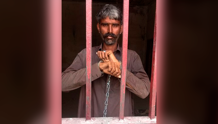 Mata a su esposa por ser VIH positivo y la cuelga de un árbol en Pakistán