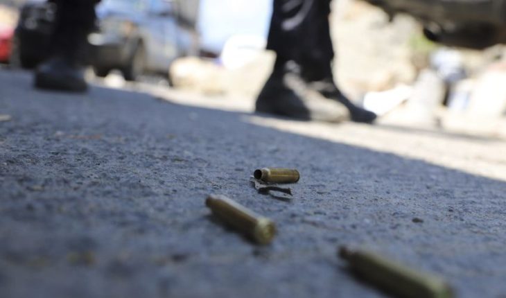 Matan a balazos a hombre y hieren a menor afuera de una primaria en Neza