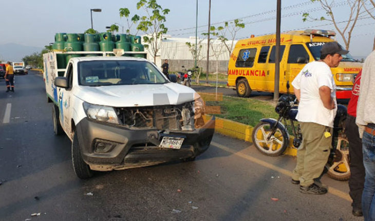 Motociclista queda lesionado al ser atropellado por camión gasero en Zamora