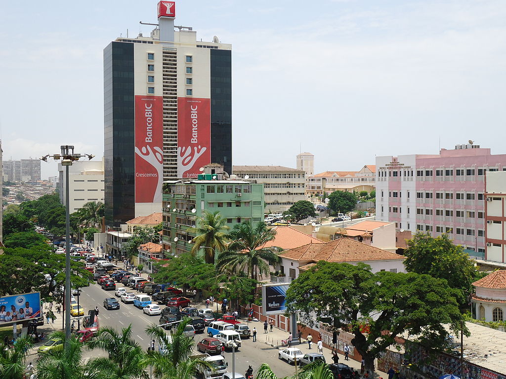 OIF y CPLP crecen en África. Avenida Amílcar Cabral, Luanda (Angola). Foto: Fabio Vanin (Wikimedia Commons / CC BY-SA 3.0). Blog Elcano