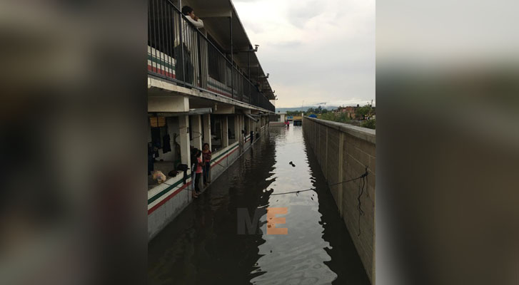 Se desborda canal de riego junto al albergue para jornaleros en Yurécuaro, Michoacán