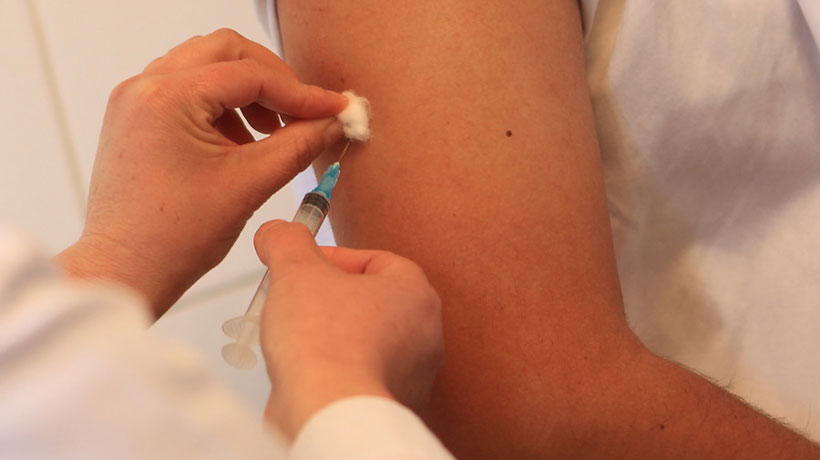 Subsecretaria Daza aseguró que hoy ya "no tiene mayor implicancia vacunar" contra la influenza