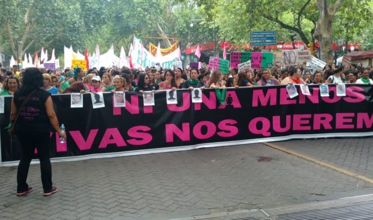 translated from Spanish: A femicide every 25 hours: in Mendoza The march is also carried out #NiUnaMenos