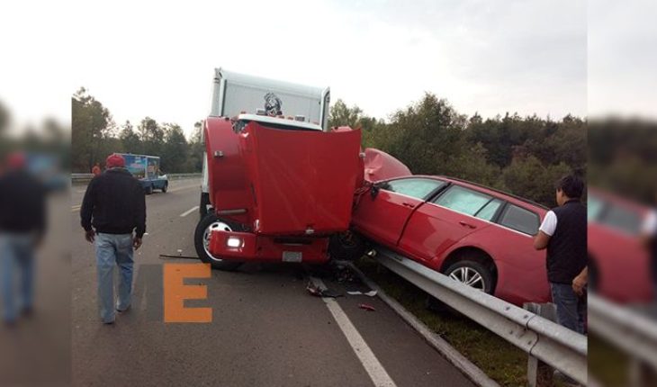 translated from Spanish: Crash cargo truck and compact car