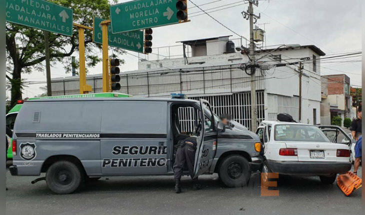 translated from Spanish: Prison security patrol crashes into a car in Zamora, Michoacán, there’s an injured