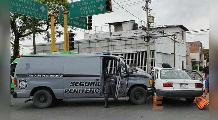 Prison security patrol crashes into a car in Zamora, Michoacán, there's an injured
