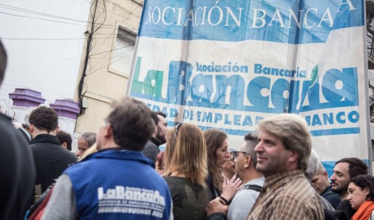 translated from Spanish: The bank asks to resume joint and denounce an attempt at Labor flexibilization