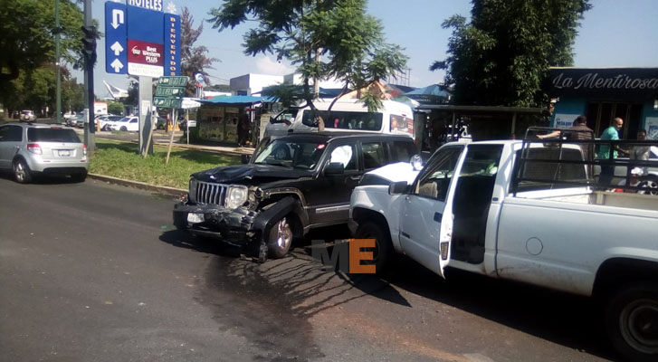 Two women are injured in a crash recorded at the junction of Camelinas and Rotarismo avenues, in Morelia