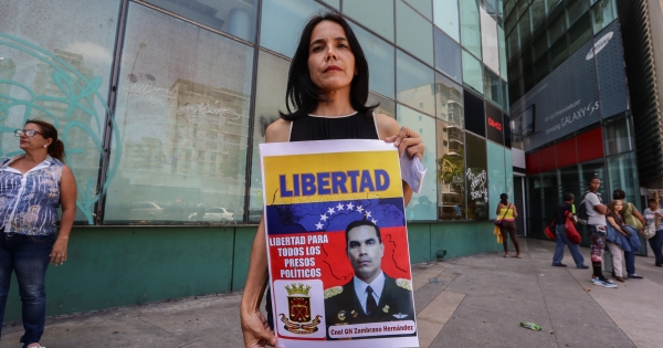 “Presos políticos” de Venezuela protestan tras muerte de militar detenido