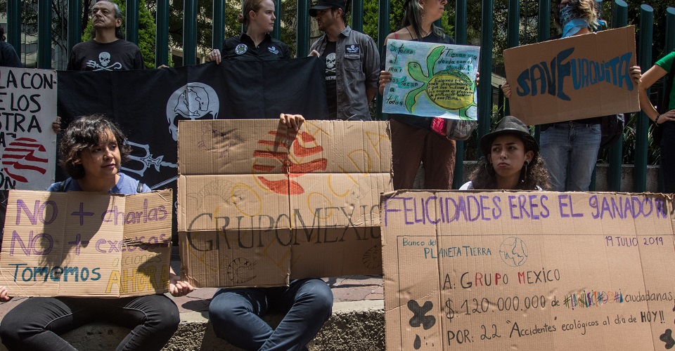 Activistas y académicos protestan frente a Grupo México