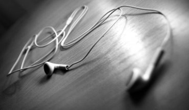 Audífonos y música a alto volumen: la práctica que aqueja al oído juvenil (y como evitar sus riesgos)