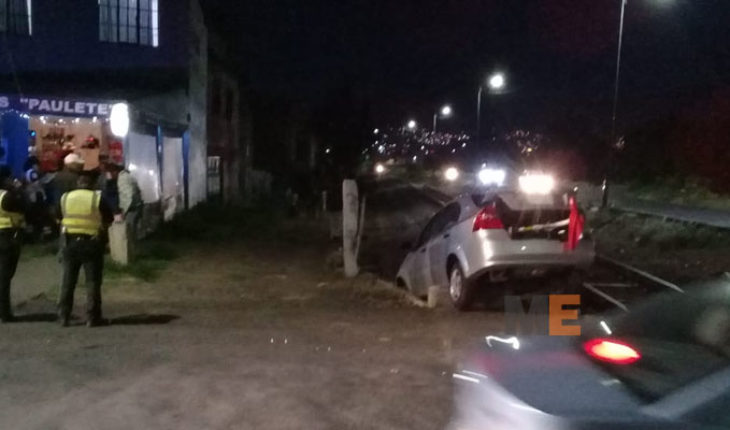 Auto es embestido por el tren en la colonia Prados Verdes de Morelia, una mujer resulta lesionada