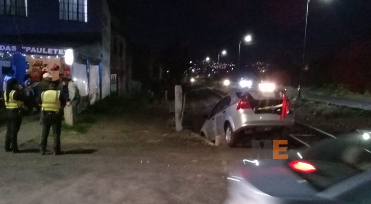 Auto es embestido por el tren en la colonia Prados Verdes de Morelia, una mujer resulta lesionada